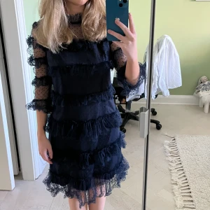 By malina klänning - Så fin by malina klänning i stl S, jag bär vanligtvis storlek XS och passar mig perfekt.