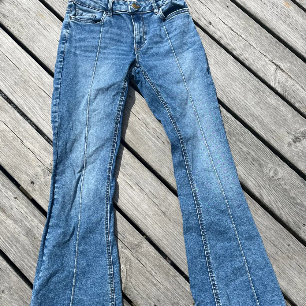 Säljer dom här jeansen som inte komer till användning💕 Dom är lågmidjade och är köpta från Lindex✨✨Det är bot cut💗. Jeans & Byxor.