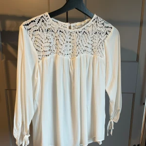 Blus med spets - Vit blus från MQ. Storlek S. Använd ett fåtal gånger. 