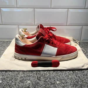 Valentino Flycrew Sneakers - Valentino Garavani Flycrew sneakers i storlek 43. Använda men i bra skick. Väldigt snygga och stilrena inför sommaren. Dustbag för vardera sko samt extra skosnören inkluderas. Skicka gärna ett dm vid funderingar, priset är diskuterbart! 🙌