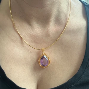 Äkta ametisthänge, inramad i 18k guld - Den här smycken är fantastisk vacker och oanvänd. 