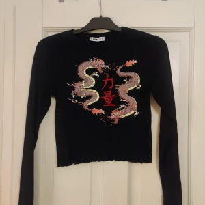 Svart långärmad tröja med tryck  - Använd 1 gång  Lite mer åt det croppade hållet Storlek L men den är lite liten i storleken så lutar mer åt M. 