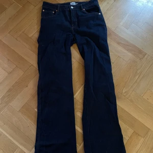 90’s boot byxor  - 90’s boot byxor som är miswaist från lager 157 som inte har kommit till användning i storleken M och är i färgen mörkblå. 
