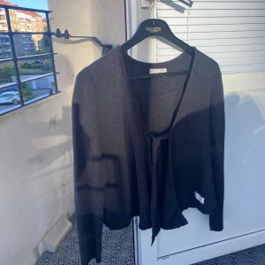 Svart omlott kofta  - En svart omlott skjorta från Molly. Använd endast en gång. Säljer då den inte kommer till användning. Pris kan diskuteras!  Nypris 1200 kronor!