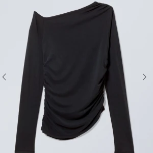 Asymmetrisk långärmad tröja  - Svart tröja från Weekday som visar ena axeln🖤 Superskönt material, 78% modal och 22% polyester! Tröjan har en normal passform och rynkade sidsömmar som ger en unik look<3 För övrigt inga defekter eller problem med plagget❣️Orginalpris 320kr!