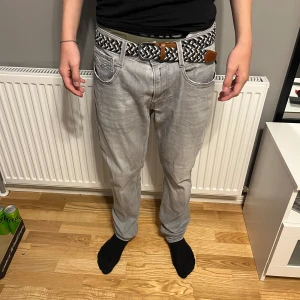 Replay jeans  - Hej, säljer nu mina replay jeans då dem inte kommer till användning. Modellen är 180cm lång. Skick är 9/10.