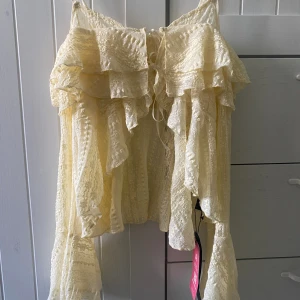 Blus - Nyskick! Lappen finns kvar! Frakten ingår inte i priset!!🚚❌