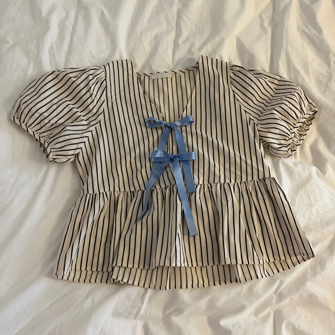 Randig blus med puffärm