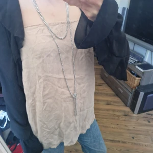 Rosa topp - Ljusrosa kjol som jag använder som topp. Ostruken på bilden!! Spets nertill. Saknar storlek tyvärr men har resårband.