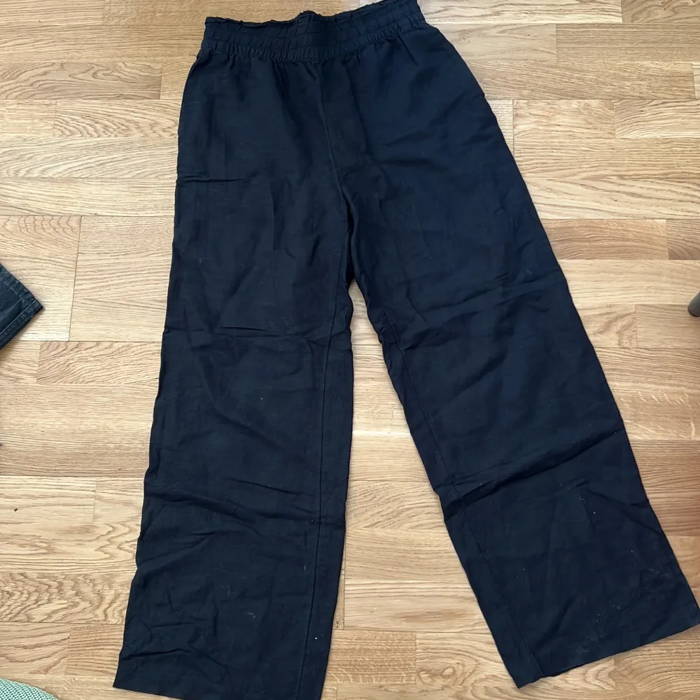 Linnebyxor med vida ben från H&M. Använda fåtal gånger, jättefint skick! Storlek S 🖤. Farkut & Housut.