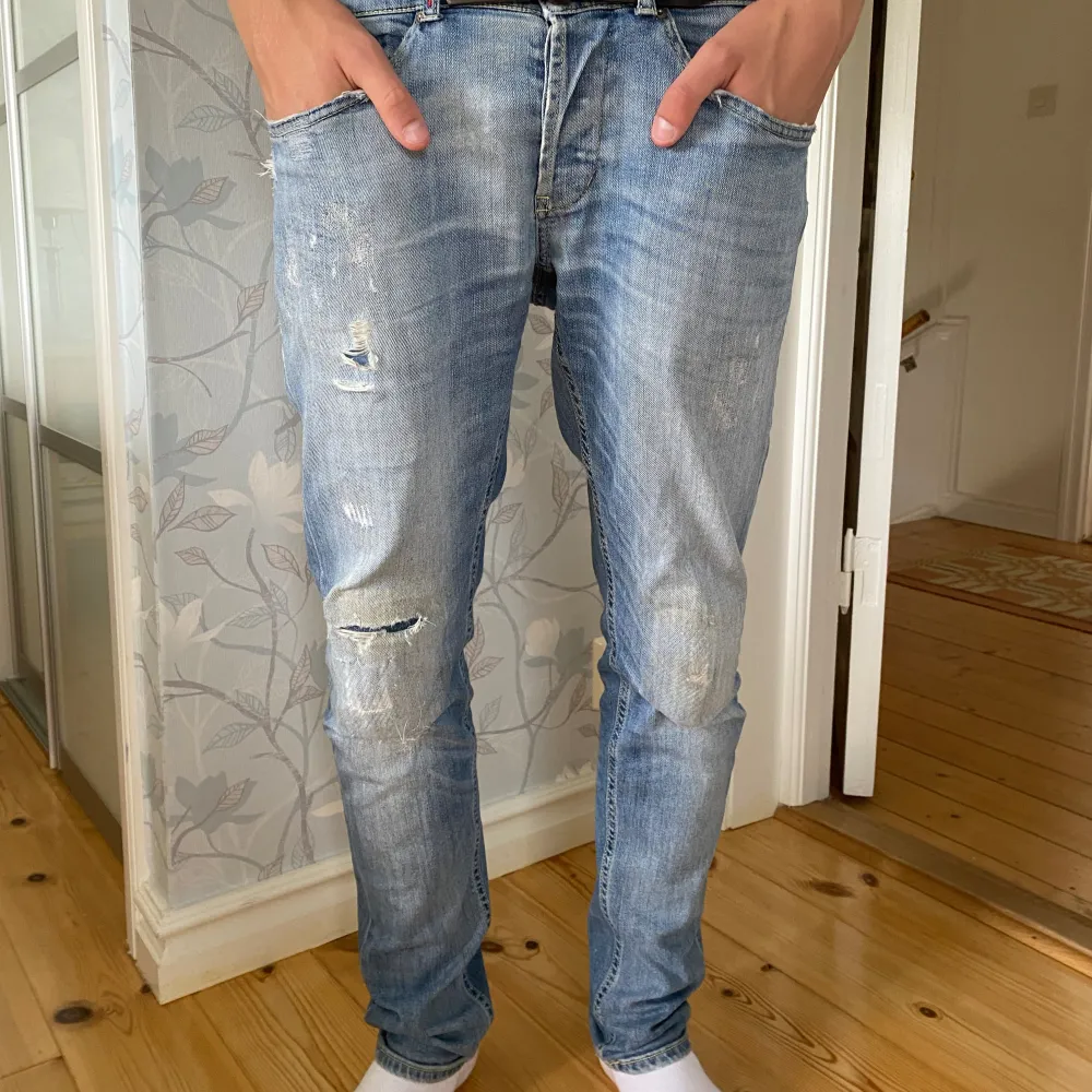 Säljer dessa populära Dondup George jeans eftersom de inte kommer till användning. De är i storlek 33 som är ungefär som W32 L32 . Jeansen är i bra skick med schyssta slitningar. . Jeans & Byxor.