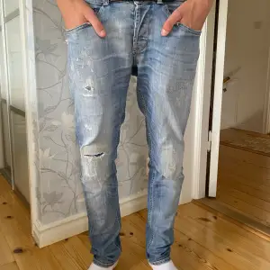 Säljer Dondup George jeans i storlek 33 perfekta nu till sommaren. Bra skick med schyssta slitningar 