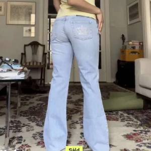 Victoria Beckham jeans  - Lågmidjade bootcut Victoria Beckham jeans. Perfekta i längden på mig som är 163cm. Midjemått 86cm och innerbenslängd 76cm, står strl 30 på lappen. Jättefint skick🥰