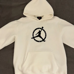 Off White X Air Jordan - Säljer min unika off white x jordan hoodie. Den perfekta julklappen.  Knappt använd och väl omhändertagen. Skicket är 10/10.