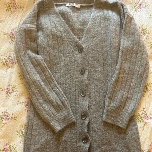 Fin stickad grå kortklänning 🫶 - Köpt för typ ett år sedan men använd bara en gång 💗