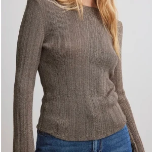 Nakd topp  - Glittrig topp från nakd! Nyskick ej använd🫶🏽den är för stor för mig därför säljer jag, men fråga gärna om fler bilder om du vill ha💕