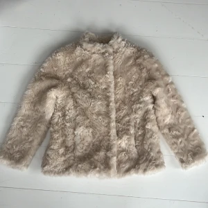 Fuskpälsjacka - Fuskpälsjacka för barn i st 134 Fint skick, knappt använd. 