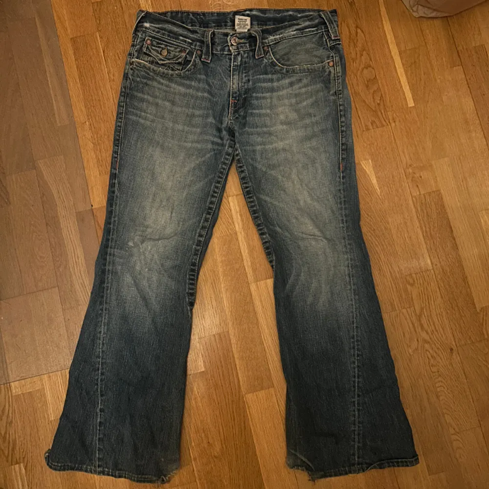 Säljer dessa skitcoola bootcut-trueys! De är lite slitna, men de är ändå jättesnygga!🌟. Jeans & Byxor.