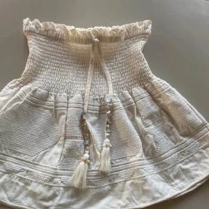 zara kjol - Säljer denna super gulliga zara kjolen då den inte kommer till användning, jättefint skick och nästan aldrig använd 💕Lånad bild, kom privat för egna.