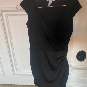 Klänning - Snygg klänning som passar perfekt till nyår! Säljer pga för liten🤎