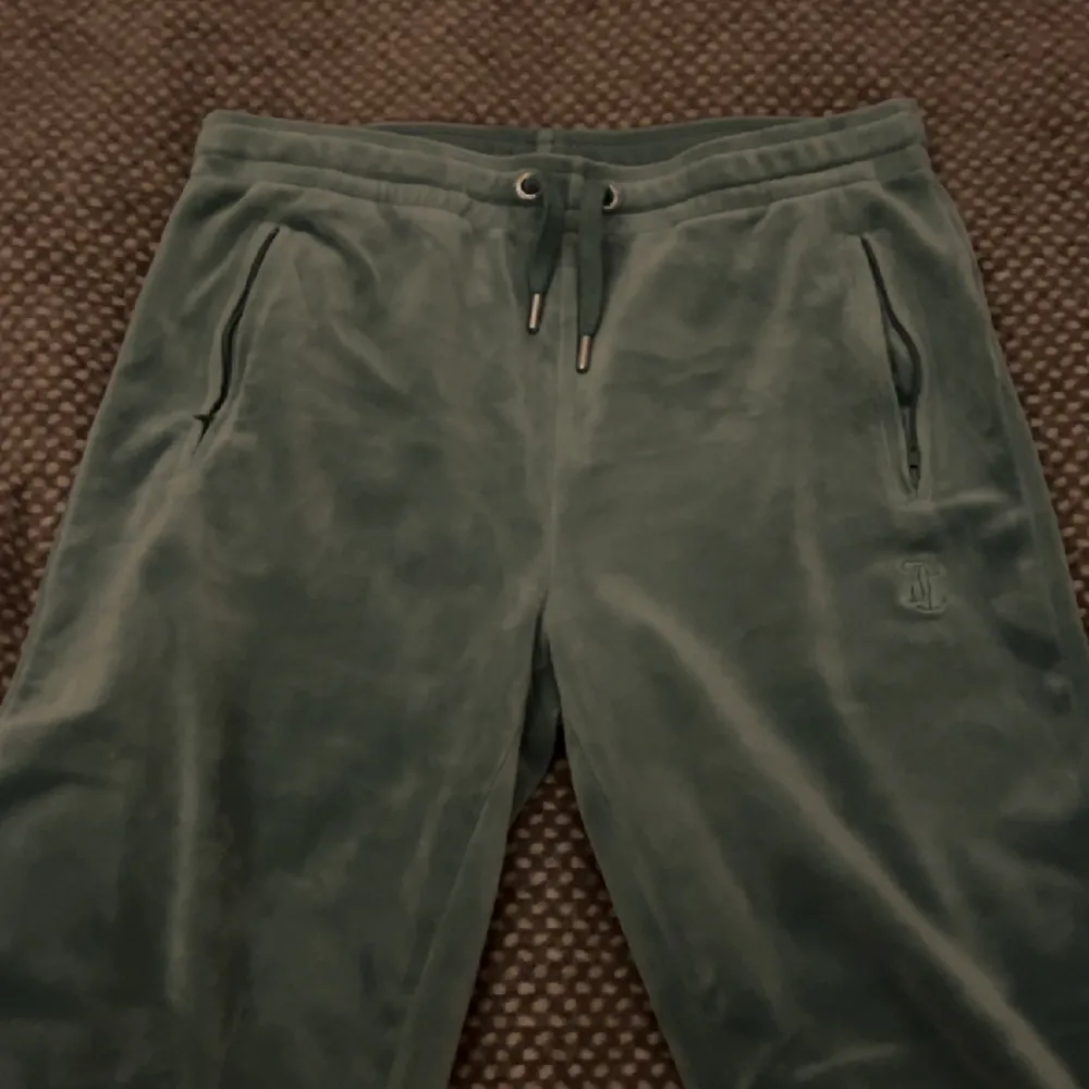 Säljer mina gröna Juicy Couture byxor i ljusgrönt då de inte kommer till användning💚💚💚💚. Jeans & Byxor.