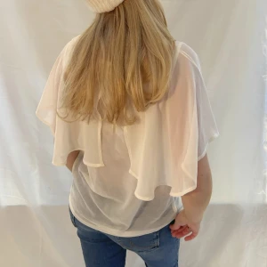 Topp - Så fin topp med en volang! Super fint skick perfekt till att båda klä upp och klä ner. 