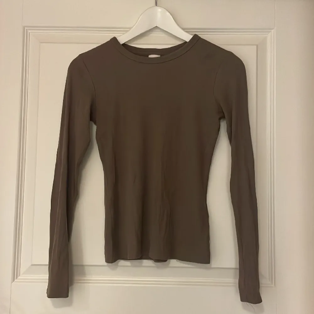 Jättefin brun långärmad tröja från H&M.. säljer pågrund utav att den inte kommit till användning.. Tröjor & Koftor.