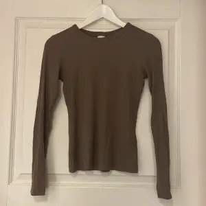 Jättefin brun långärmad tröja från H&M.. säljer pågrund utav att den inte kommit till användning.