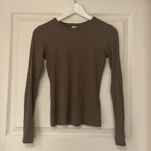 H&M Långärmad tröja - Jättefin brun långärmad tröja från H&M.. säljer pågrund utav att den inte kommit till användning.