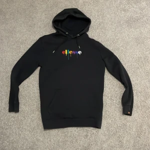 Ellesse hoodie - Säljer denna riktigt fina Ellesse hoodie då den inte kommer till användning pga storleken. Skick 9/10. Skriv för vidare frågor eller funderingar.