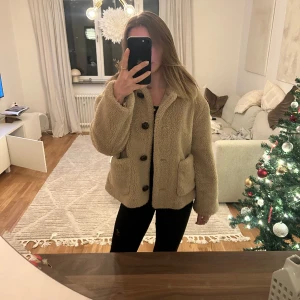Zara jacka  - Säljer min zara Teddy jacka i storlek S knappt använd <3