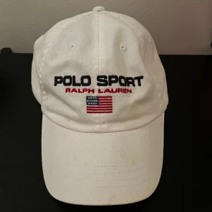 Ralph lauren  - Vit Ralph lauren keps! Bra skick, inte mycket använd. 