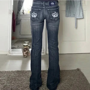 Victoria Beckham bootcut  - Lånad första bild. Samma modell fast med guldflickor. Ny skick på dessa Victoria beckhamn bootcut jeans. Säljer pga av försmå. Nypris 5500 kr säljer för 850 kr. Innerbenslängd 82 midja rakt över 37. Är stretchiga!