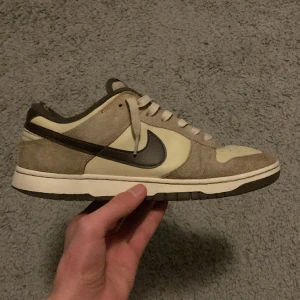 Nike Dunks Suede - Sueden är mjuk Lite heeldrag men annars bra skick Riktigt sköna och snygg färg Kom med prisförslag