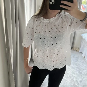 Topp - Säljer denna supersöta topp med lappen kvar. Nypris 500kr. Aldrig använd 💕💕💕