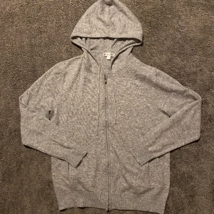 Kashmire zip Hoodie  - Kashmire Hoodie helt ny säljer då jag inte diggade hur den satt på mig! Storlek S