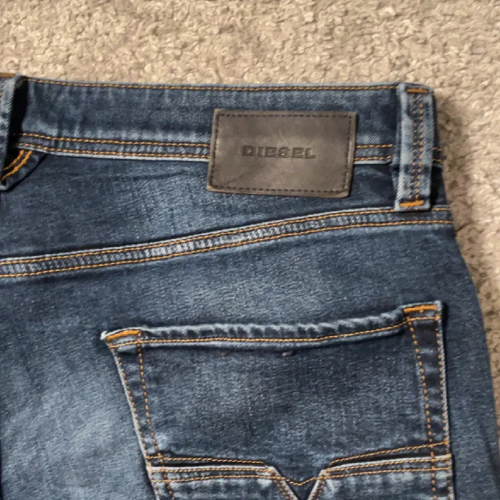 Tja! Vi säljer ett par Diesel jeans som är slim fit i storlek 31/34. Endast jeansen medföljer. Skick: 9/10. Nypris: 1400kr. Vårt pris: 299kr. Frakt sker via Postnord. Finns i DM vid frågor och funderingar. Mvh Norén&Ericsson!. Jeans & Byxor.
