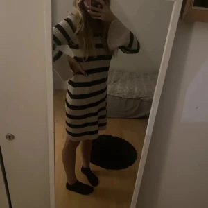 Stickad klänning - Säljer min fina klänning från Lindex säljer då den inte kommer till användning. Endast använd en gång😃