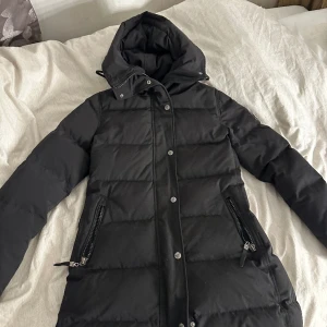 Hollies VinterJacka Till Salu - Hej! Säljer min Hollies vinterjacka, jackan har bara använts under en vinter och är i toppskick. Om du är intresserad eller har frågor, tveka inte att höra av dig!