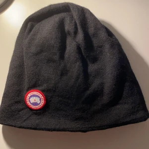Canada goose mössa  - Svart canada goose mössa i bra skick 9,5/10 knappt använd, nypris 1299