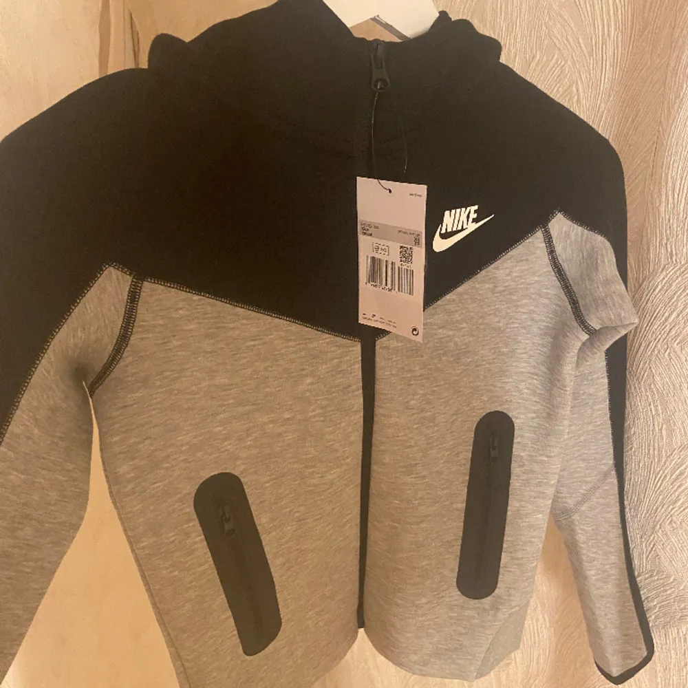 Helt ny, oanvänd Nike tech fleece i barn storlek 122-128. Säljer pga av att beställde fel strl. . Hoodies.