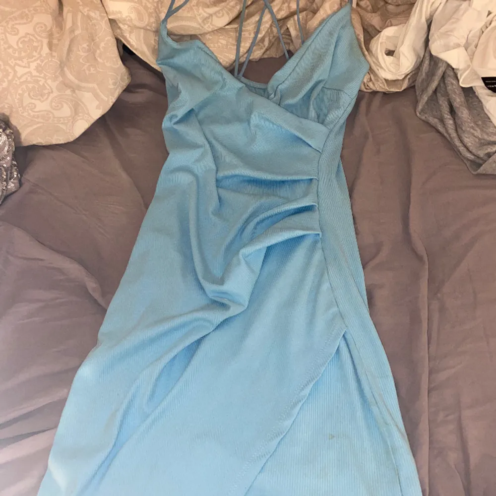 Super fin blå klänning. Slits vid låret. Öppen rygg One size. Köpt för 300kr. Klänningar.