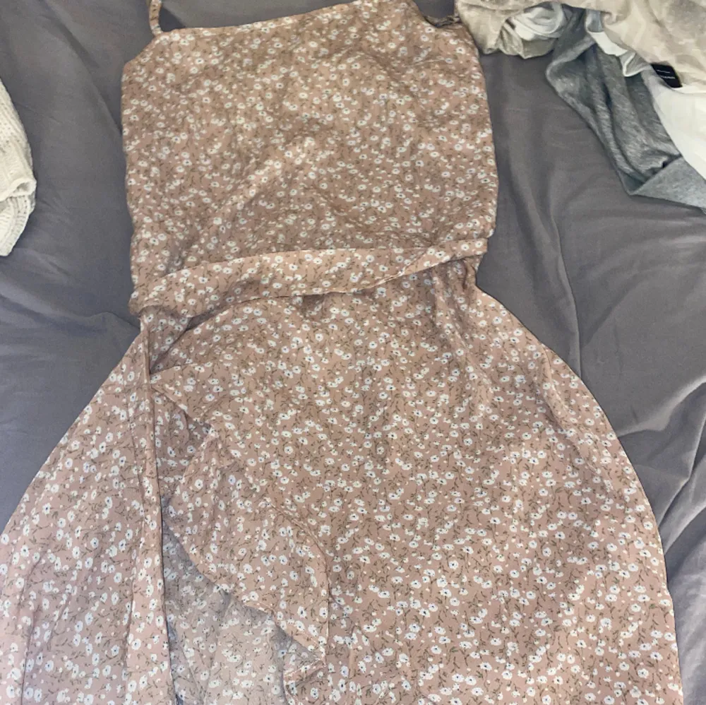 Säljer min favorit klänning från shein! Då den tyvärr blivit för liten. Köpt för ca 150kr Den är rosa men ser beige ut på bilden. Klänningar.