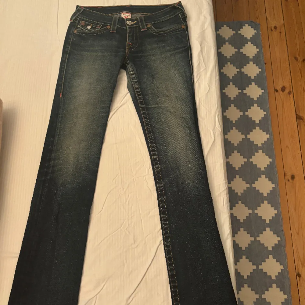  Mörkblå  True Religion jeans Storlek 27. Jeans & Byxor.