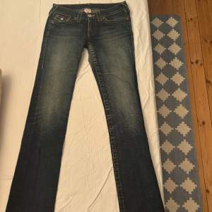  Mörkblå  True Religion jeans Storlek 27