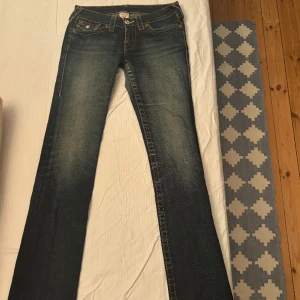 True Religon Jeans  -  Mörkblå  True Religion jeans Storlek 27
