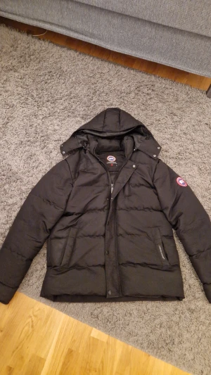 Canada goose jacka  - Säljer min äckta canada goose jacka för den är för stor 