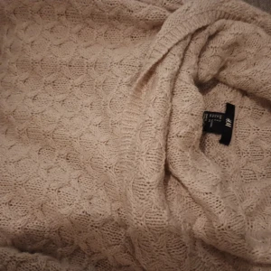 Lång stickad tröja - Beige stickad tröja i lång modell (jag är 164). Knappt använd, som ny!