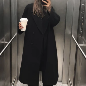 svart zara kappa - svart kappa från zara, nypris 859kr💓