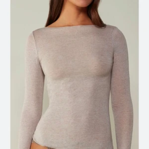 Intimissimi tröja - Lägger ut igen pga fel  Intimissimi tröja i beige färg, as snygg och jätte mjuk. Jättebra skick💕